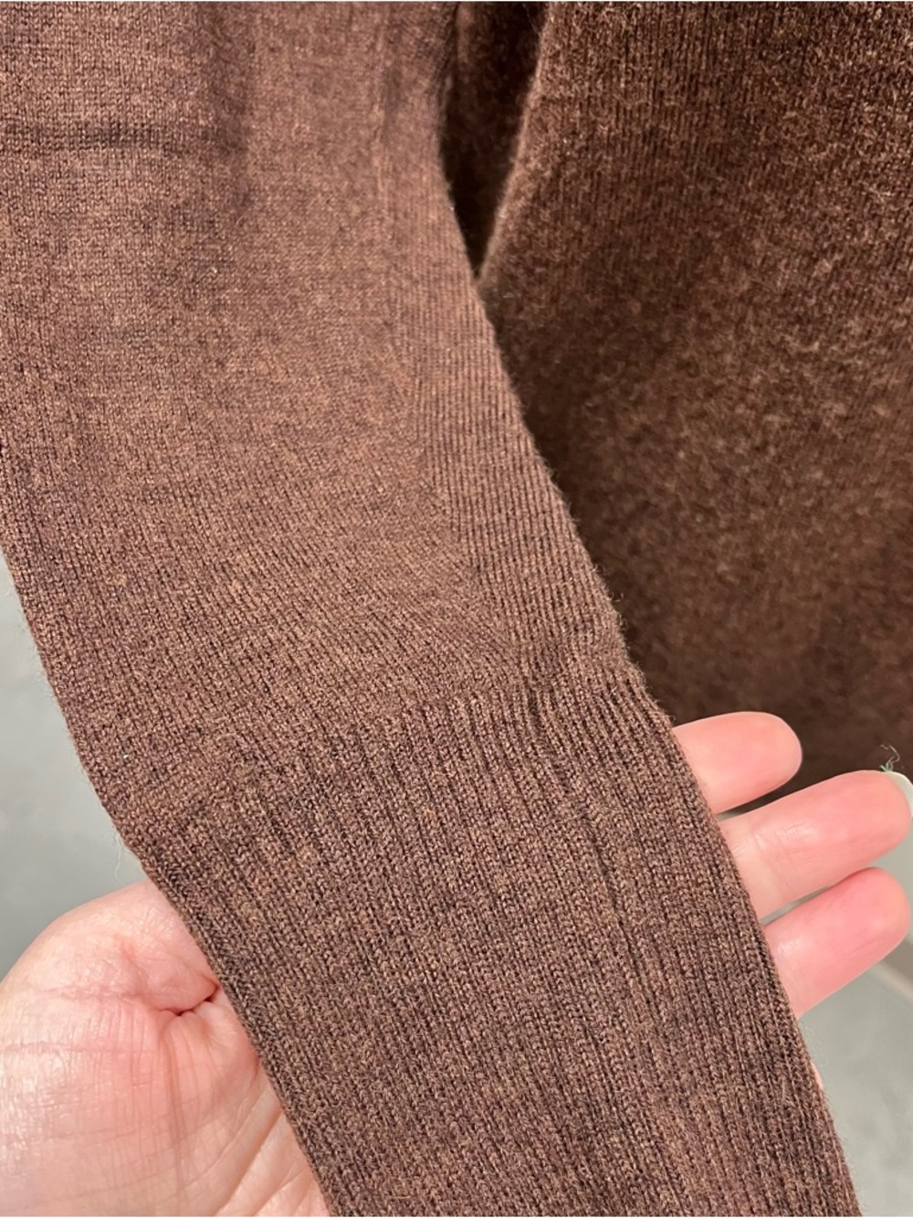 In Brown! Nicole Miller New York extra fine 100% merino wool sweater. - Picture 4 of 5